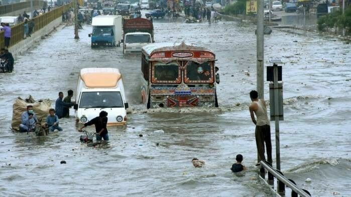 Более 900 человек погибли при наводнениях в Пакистане
