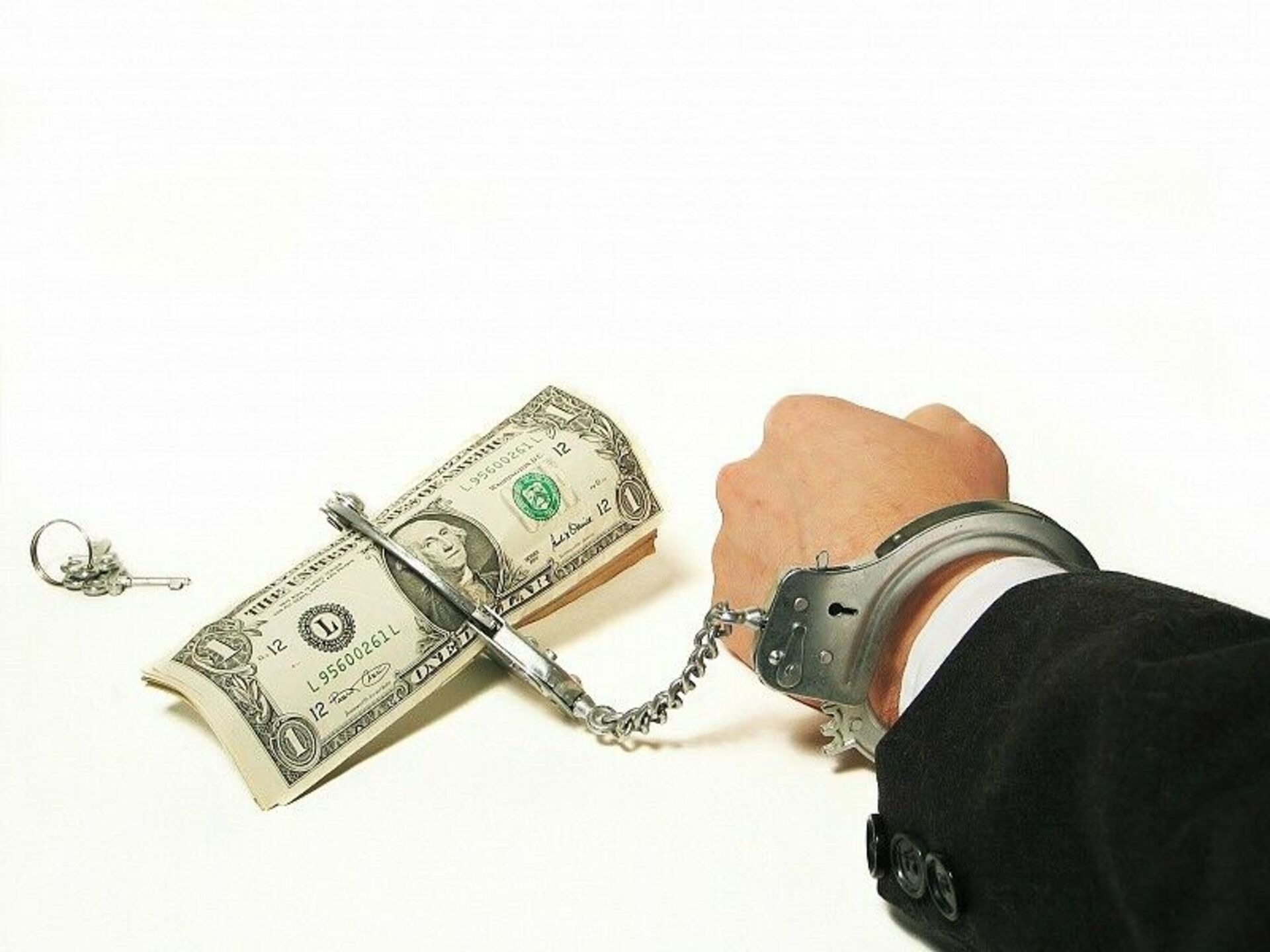 От плохих долгов. Коррупция деньги. Руки в наручниках с деньгами. Денежный долг. Зависимость от денег.