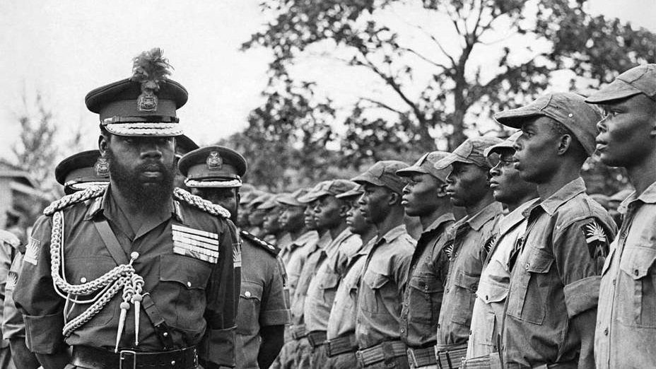 Глава Биафры Одумегу Оджукву проводит смотр биафрийских войск