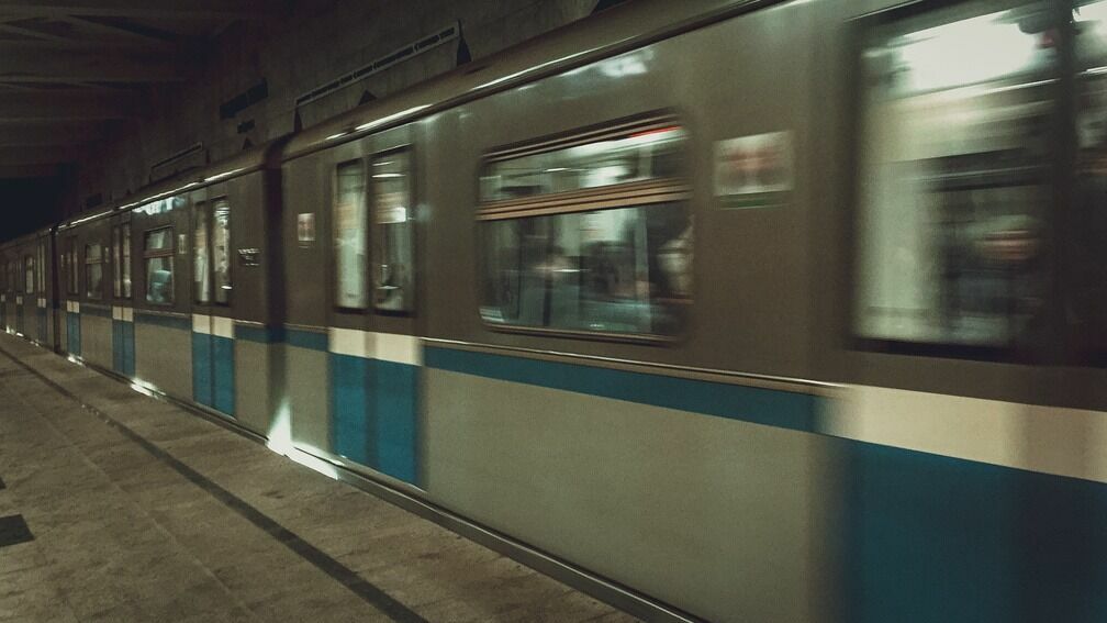 В Москве пьяный пассажир метро рукой разбил стекло в поезде (ВИДЕО)