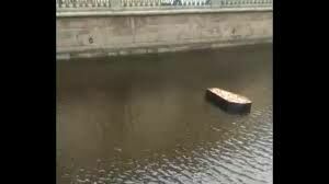 В Петербурге по каналу Грибоедова проплыл гроб с гранатами