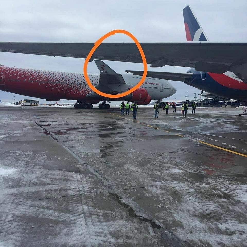 В аэропорту Внуково два самолета не разъехались во время рулежки