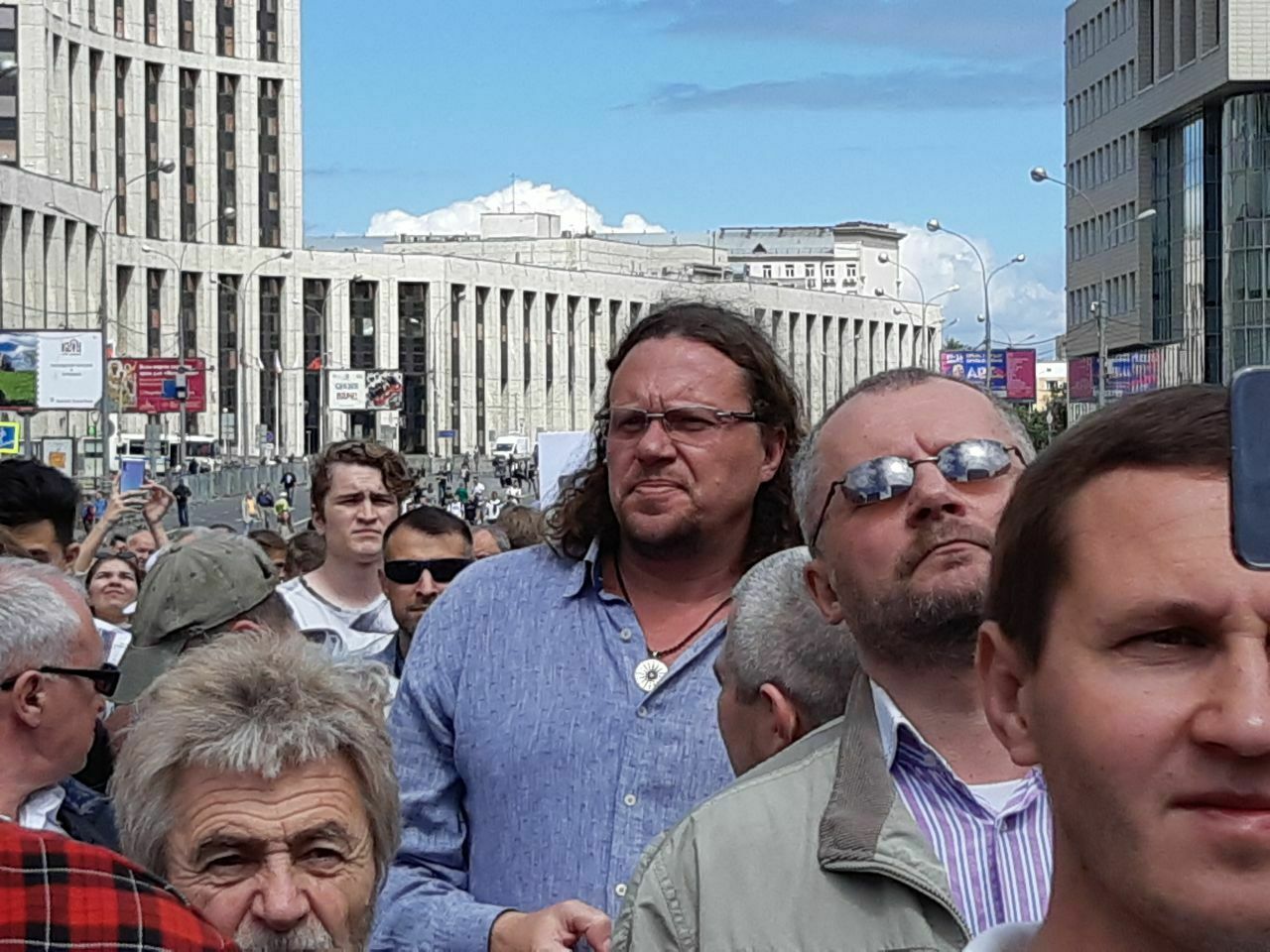 На митинг пришёл Сергей Полонский, который кричит из толпы, что провёл в СИЗО 2,5 года