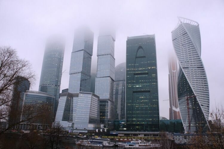 Человек упал с 83-го этажа одной из башен «Москва-Сити»