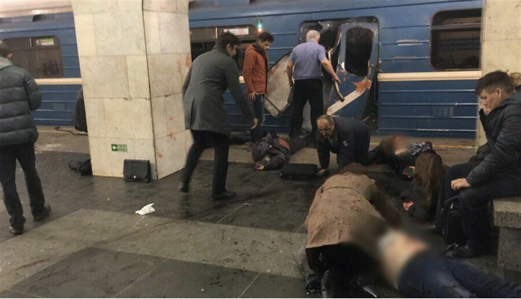 Девушка из Татарстана спасала раненного в метро с помощью резинки для волос