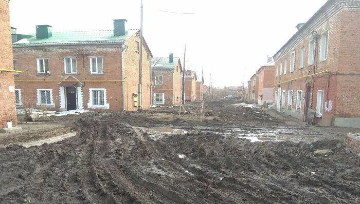 Квартал в центре Омска утонул в непролазной грязи