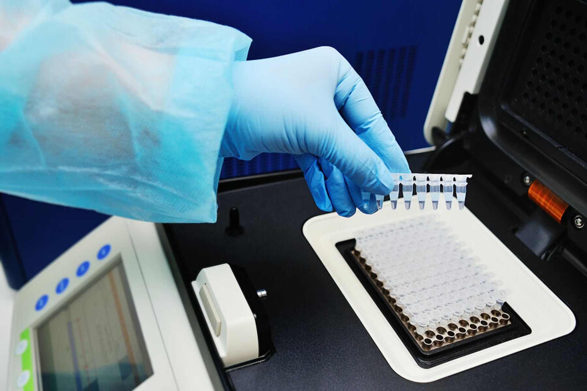 Методом лабораторной пцр диагностики. ПЦР метод исследования. Полимеразная цепная реакция (ПЦР). Лабораторный аппарат ПЦР. PCR — полимеразная цепная реакция.
