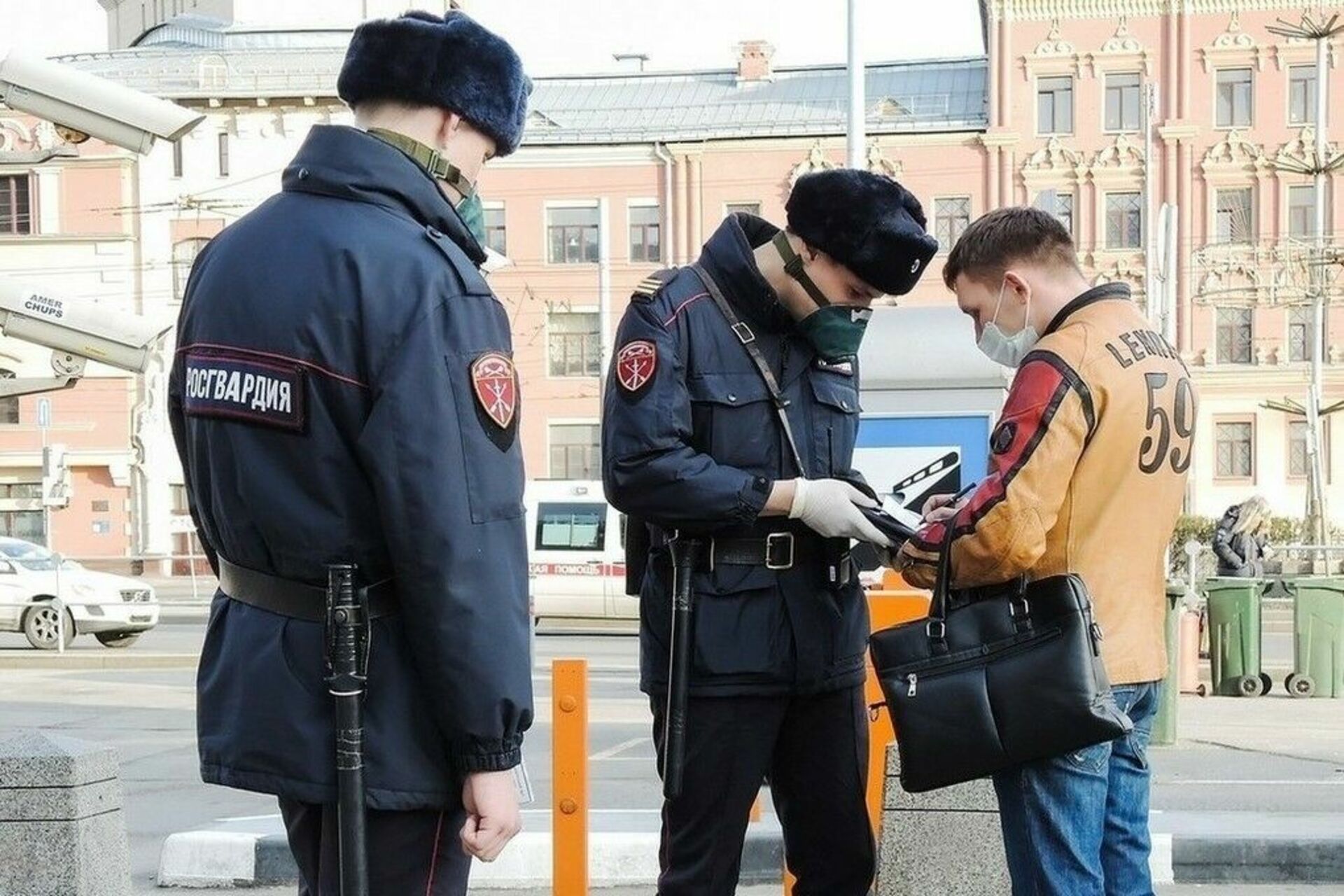 Полицейские проверяют телефоны