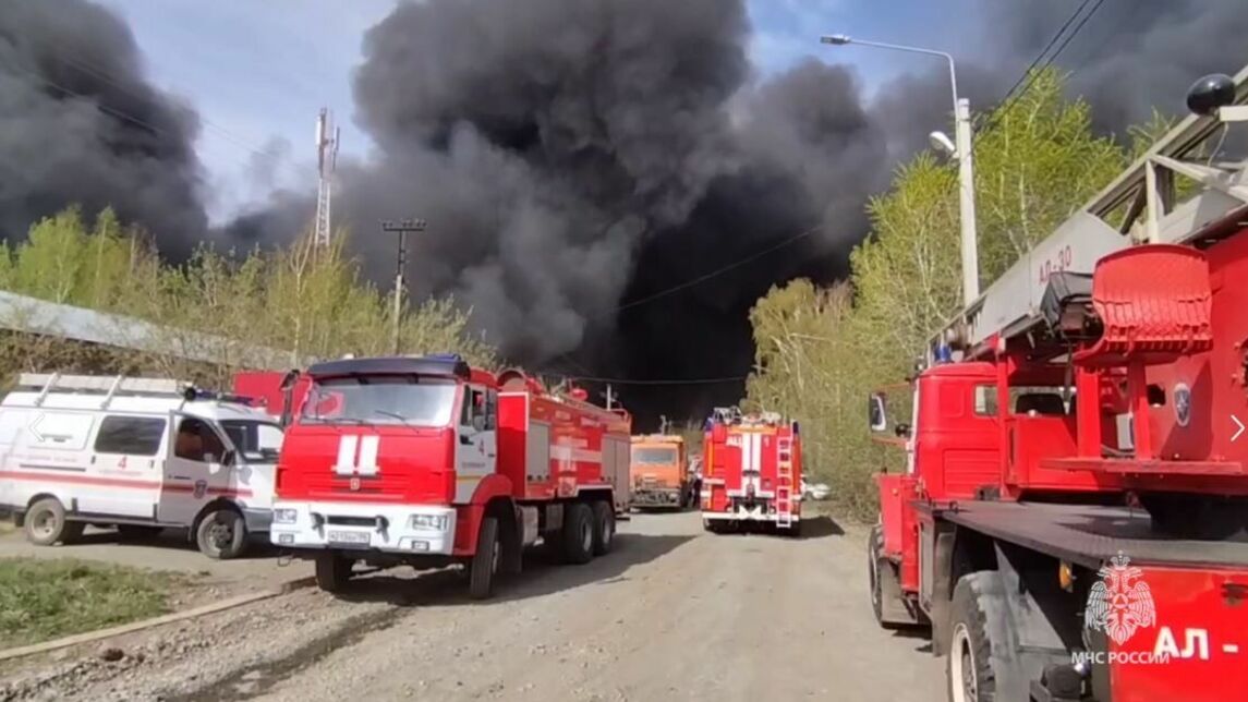 Крупный пожар вспыхнул на складах по переработке пластика в Екатеринбурге (ВИДЕО)
