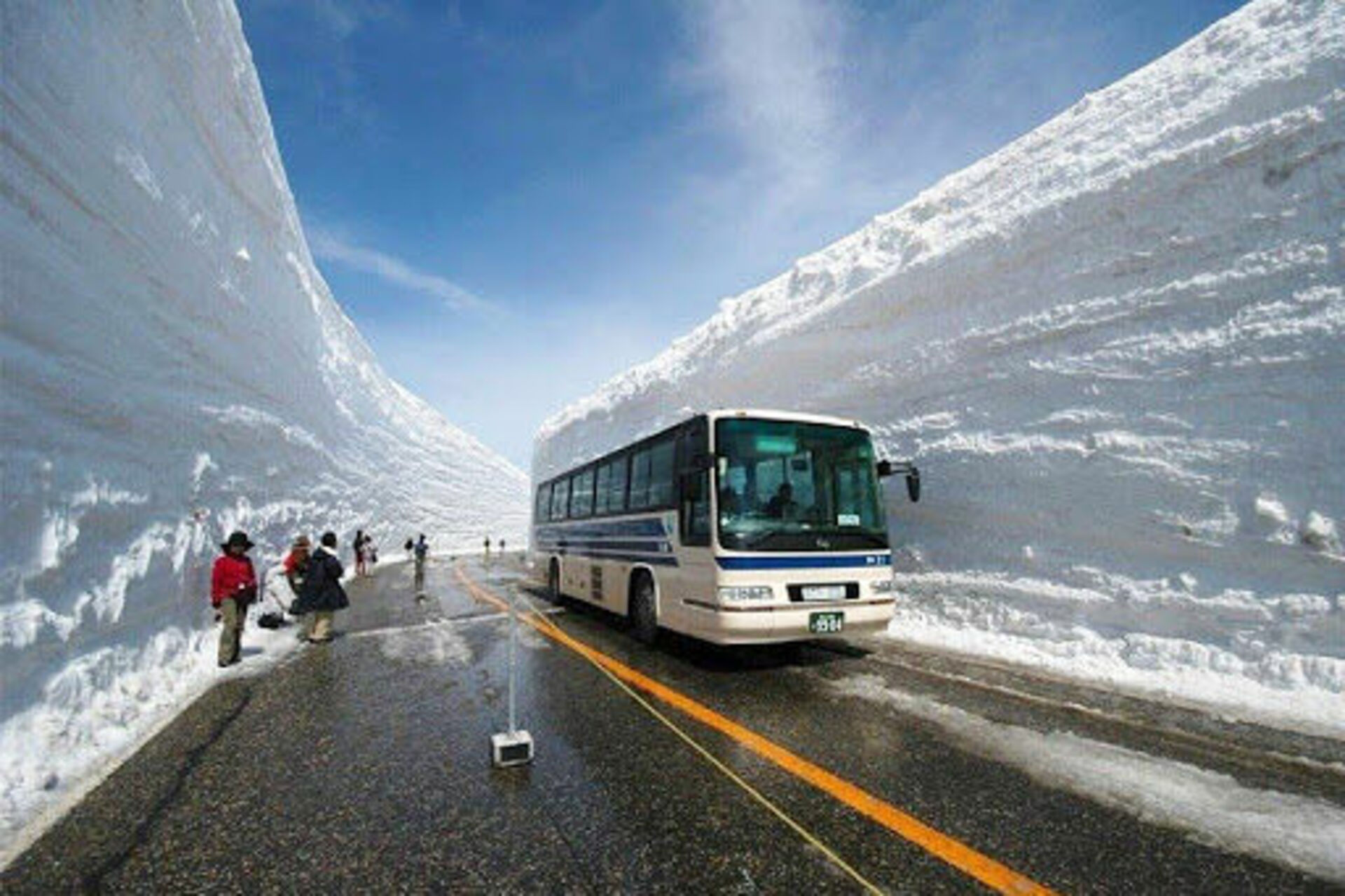 Самый большой сугроб. Татэяма Куробэ. Дорога Татэяма Куробэ, Япония. Tateyama Kurobe Alpine. Снежный коридор Татэяма Куробэ в Японии.
