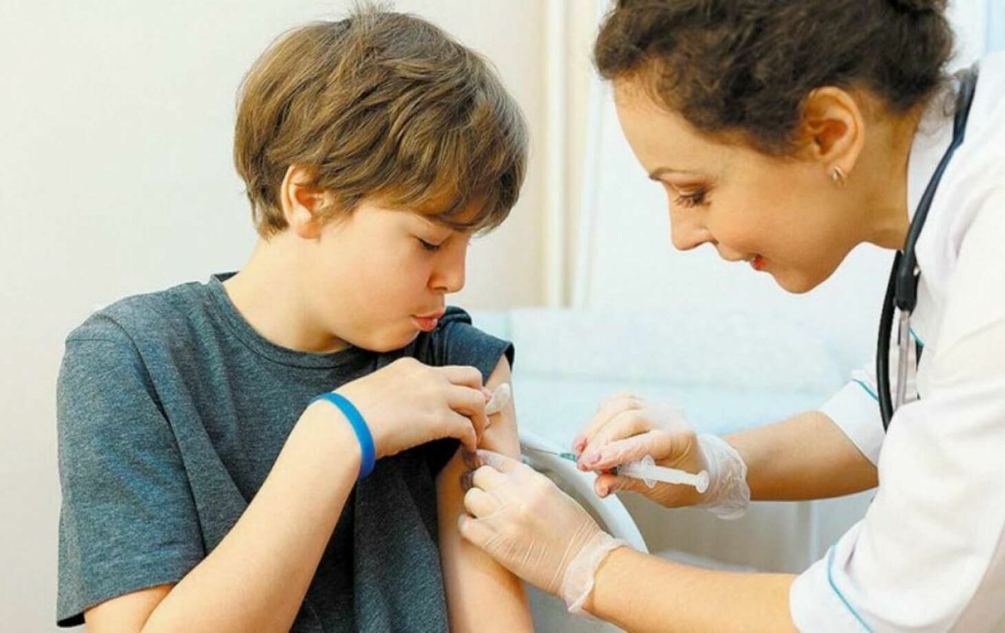 Подросткам выплатят по 15 тысяч рублей за участие в испытании вакцины "Спутник М"