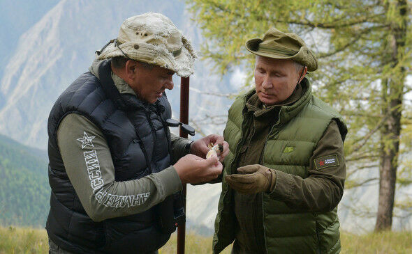 Путин с Шойгу ушли отдыхать в тайгу