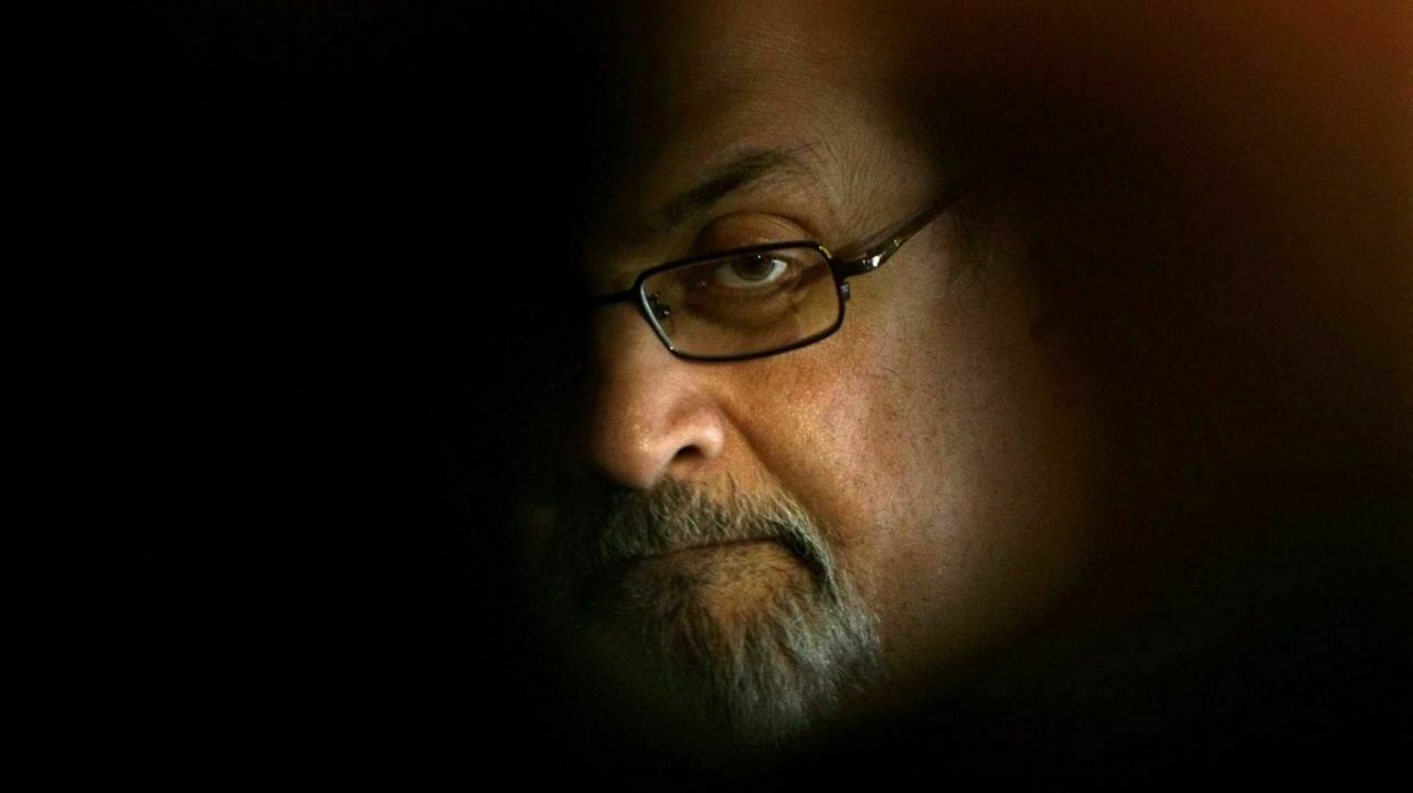 30 лет под страхом смерти: Салман Рушди выдвинут на «Букера»