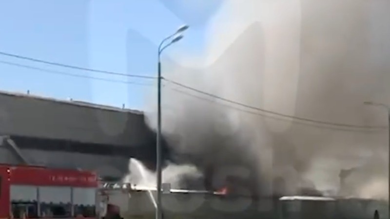 В Колпино начался пожар в промзоне