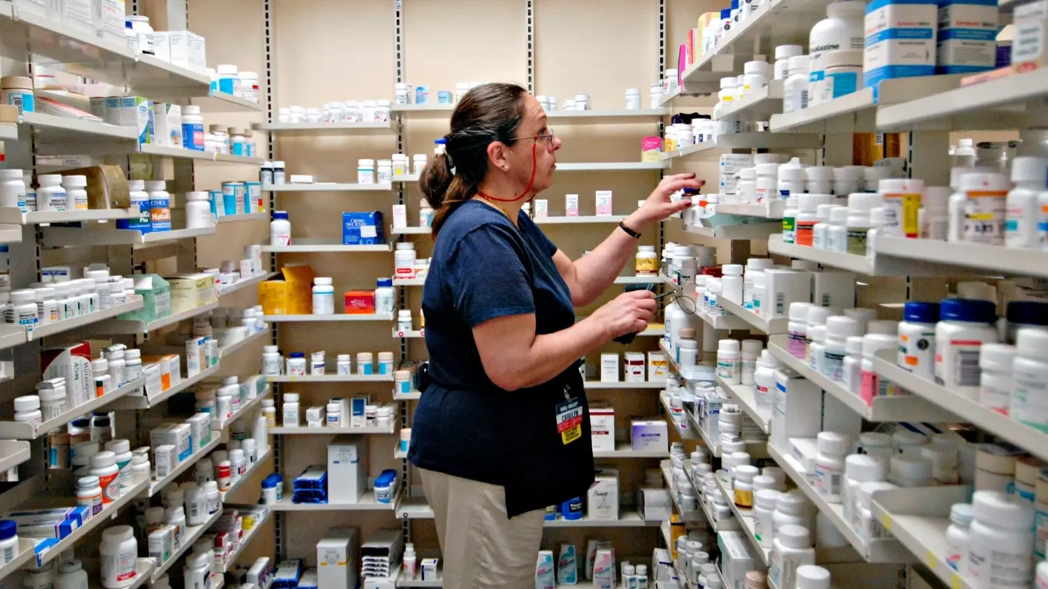 Организации на фармацевтическом рынке. Лекарственные препараты в аптеке. Лекарства США. Медикаменты в американской аптеке. Лекарства в Америке.