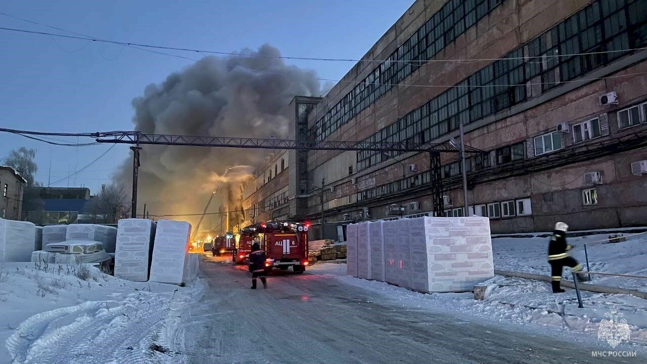 В Барнауле загорелся Алтайский шинный комбинат