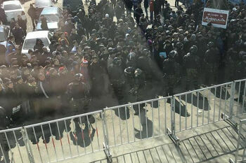 Мигранты штурмуют миграционный центр в Хабаровске, к месту прибыла полиция