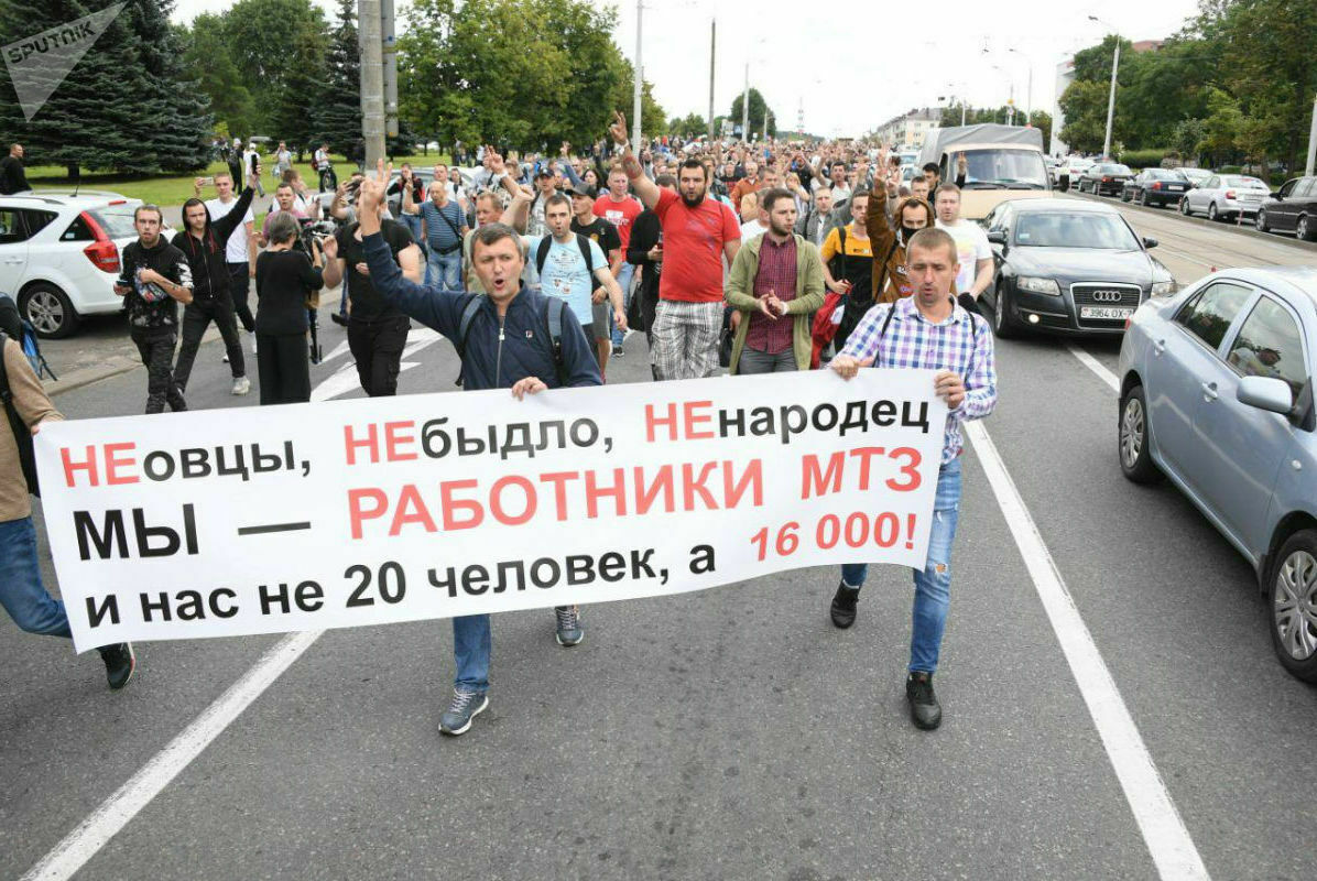 В Минске рабочие завода вышли на протест после отказа премьера говорить с ними