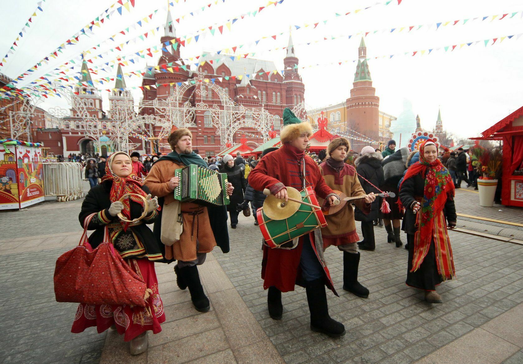 Мэр Москвы посетовал на сугробы, которые помешают Масленице