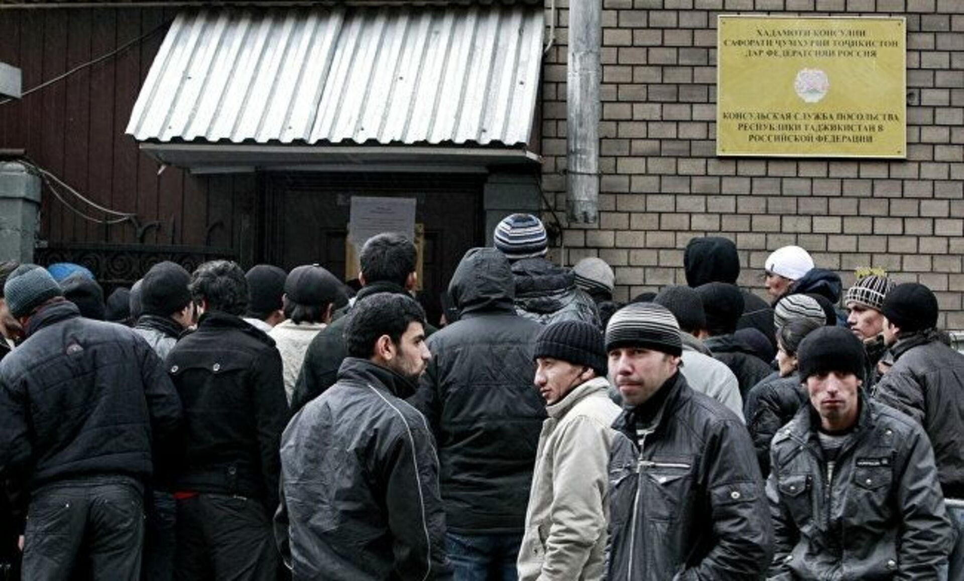 Мобилизация таджиков. Толпа таджиков. Таджики в Москве. Нелегалы из Таджикистана. Мигранты из Таджикистана.