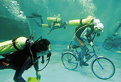 В Китае прошли подводные велогонки