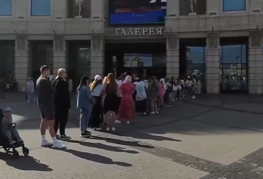 В Петербурге перед открытием магазина H&M выстроилась очередь