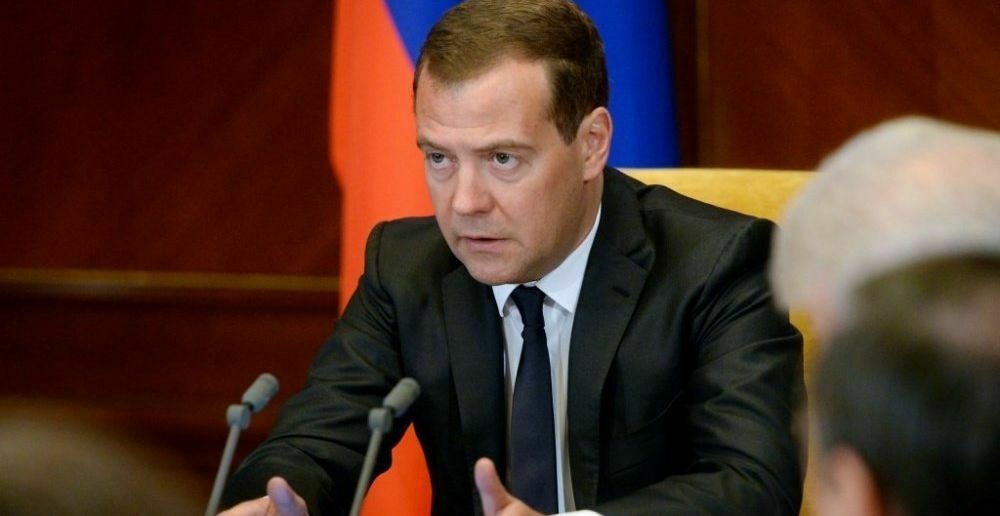 Медведев потребовал запретить продажу порошкового алкоголя