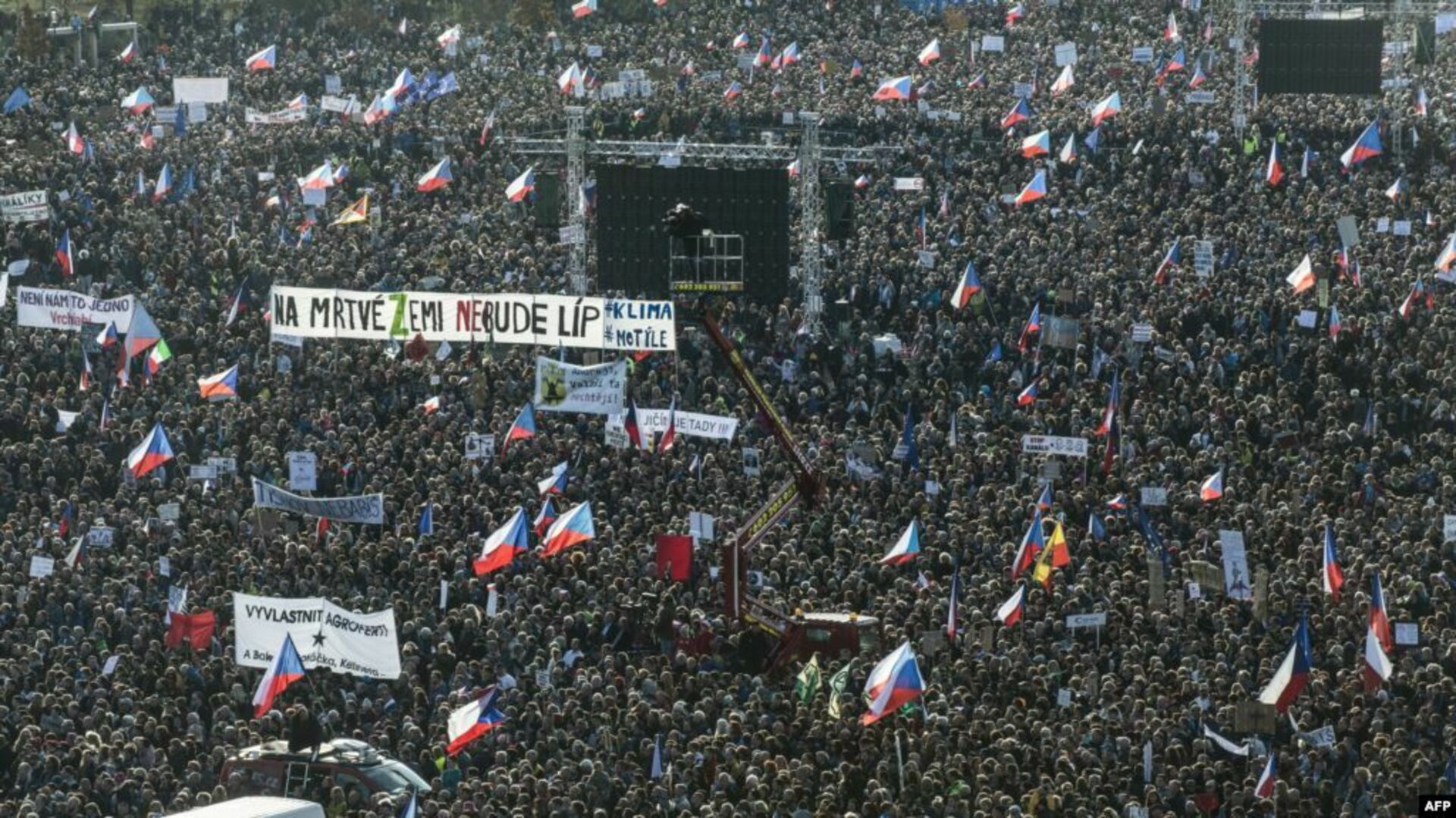 Чехословакия албания венгрия. Бархатная революция в Чехословакии 1989. Протесты в Праге 1989. Бархатная революция в Праге. Бархатная революция в Венгрии.