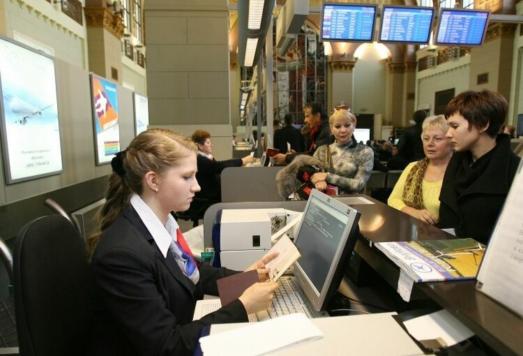 Авиаперевозки пассажиров в марте в РФ снизились на 2,7%