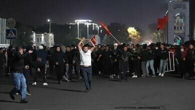 Митингующие в Бишкеке устроили стрельбу