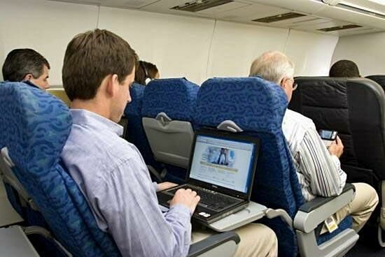 США хотят запретить проносить ноутбуки в самолеты из Европы