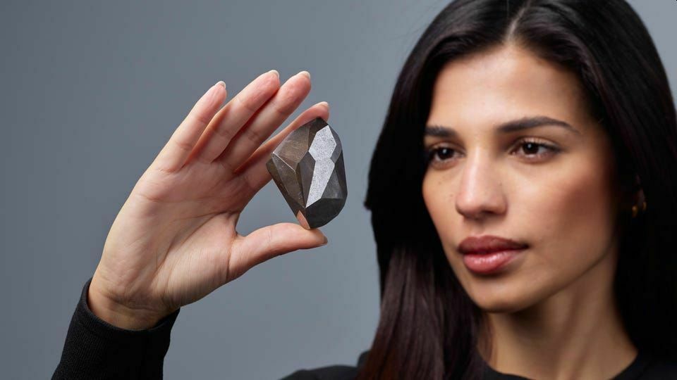 Черный бриллиант весом 555,55 карата будет выставлен на Sotheby's за 5 млн долларов