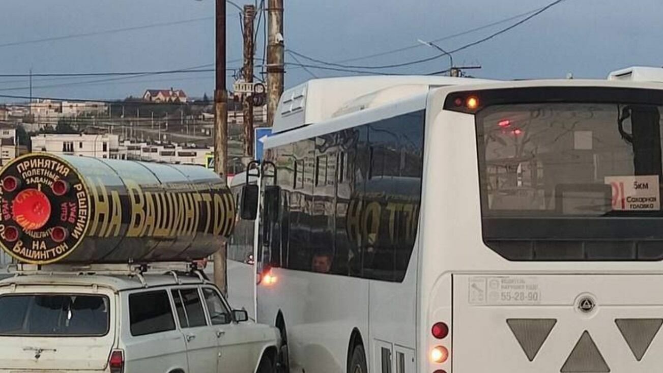 В Крыму «сарматомобиль» попал в ДТП с автобусом (ФОТО)