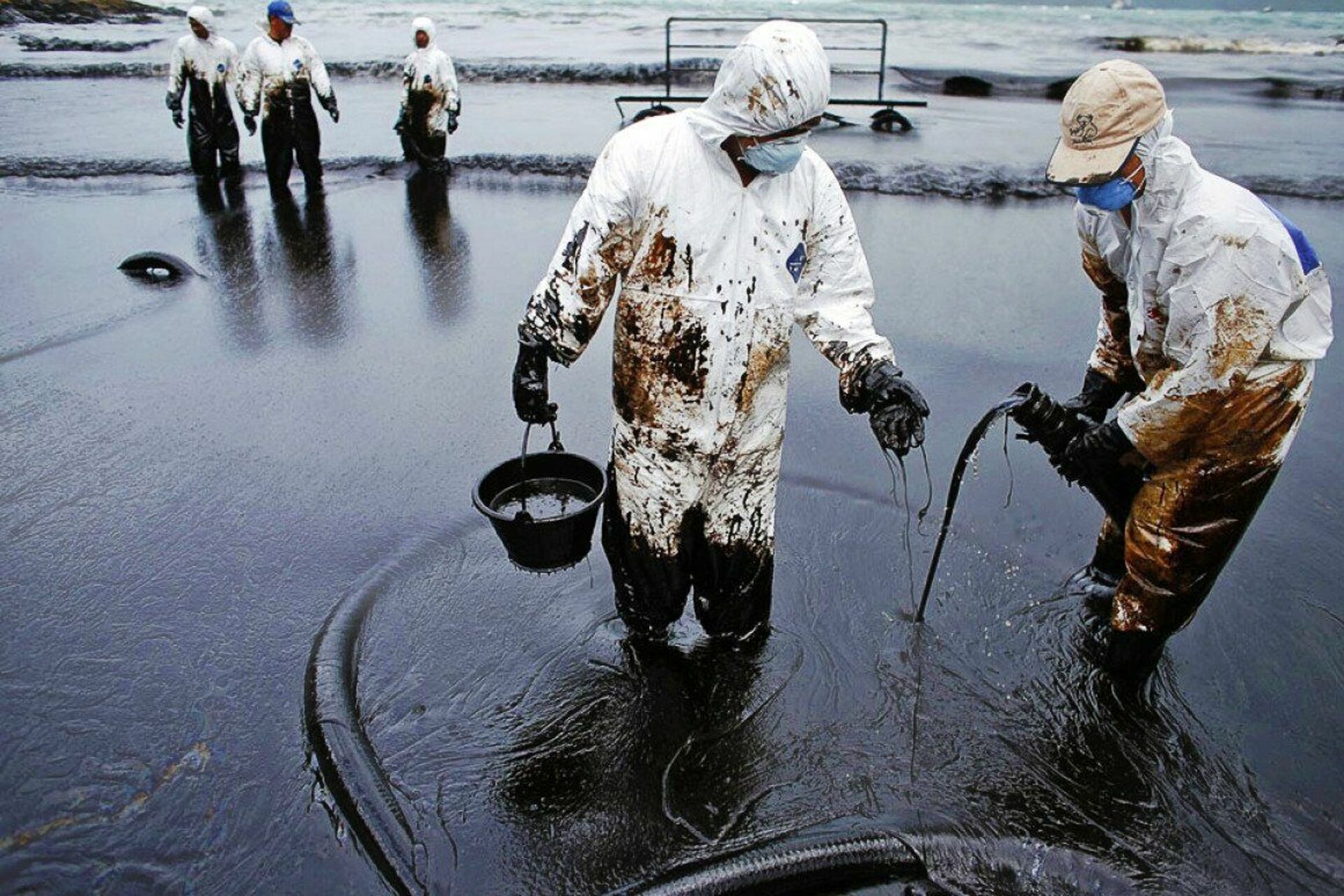 Какое будущее стран сильно зависящих от нефти. Разлив нефти в Новороссийске 2021. Новороссийский разлив нефти. Экологические катастрофы 2021 разлив нефти под Новороссийском. Новороссийск пятно нефти.