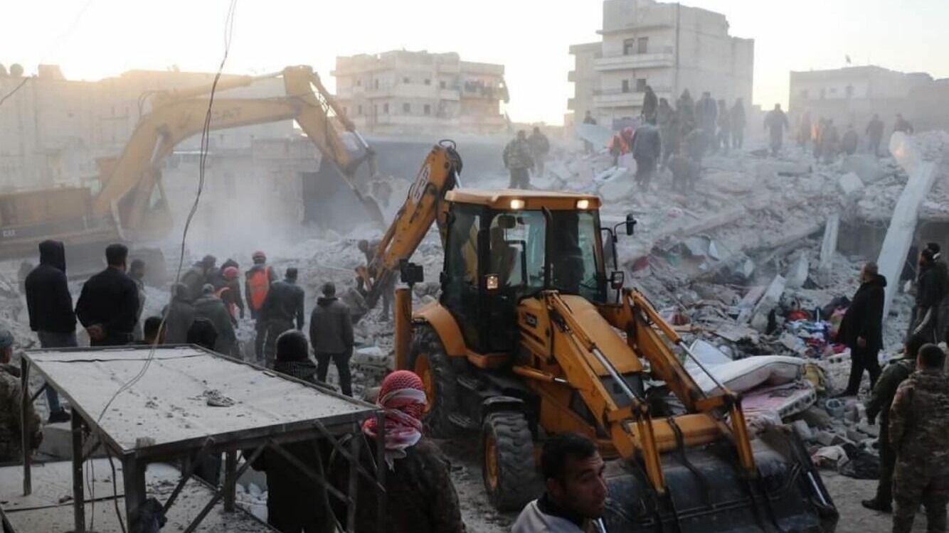 При обрушении жилого дома в Алеппо погибли более 10 человек (ВИДЕО)