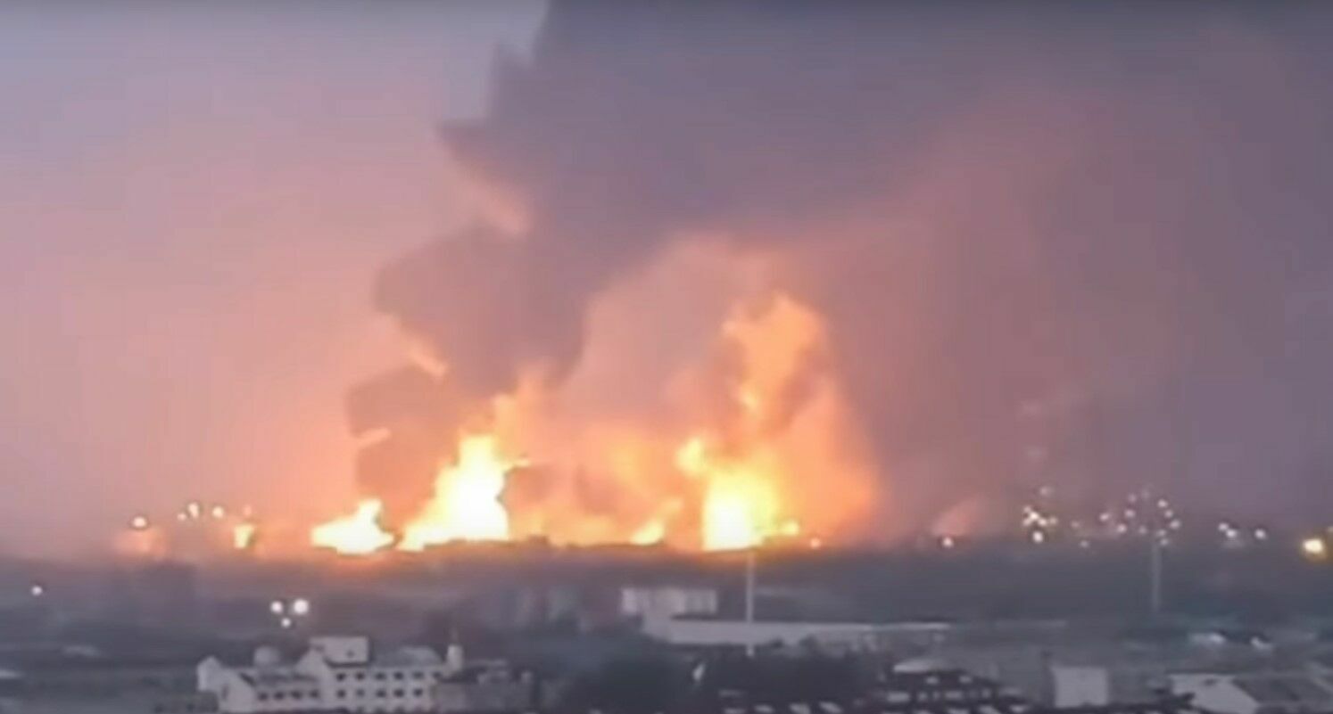 В Шанхае произошел крупный пожар на нефтехимическом заводе (ВИДЕО)