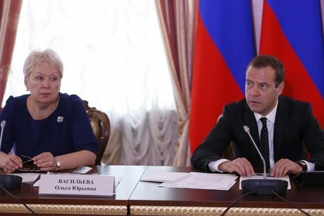Премьер  Медведев допустил возможность пересмотра зарплат преподавателей