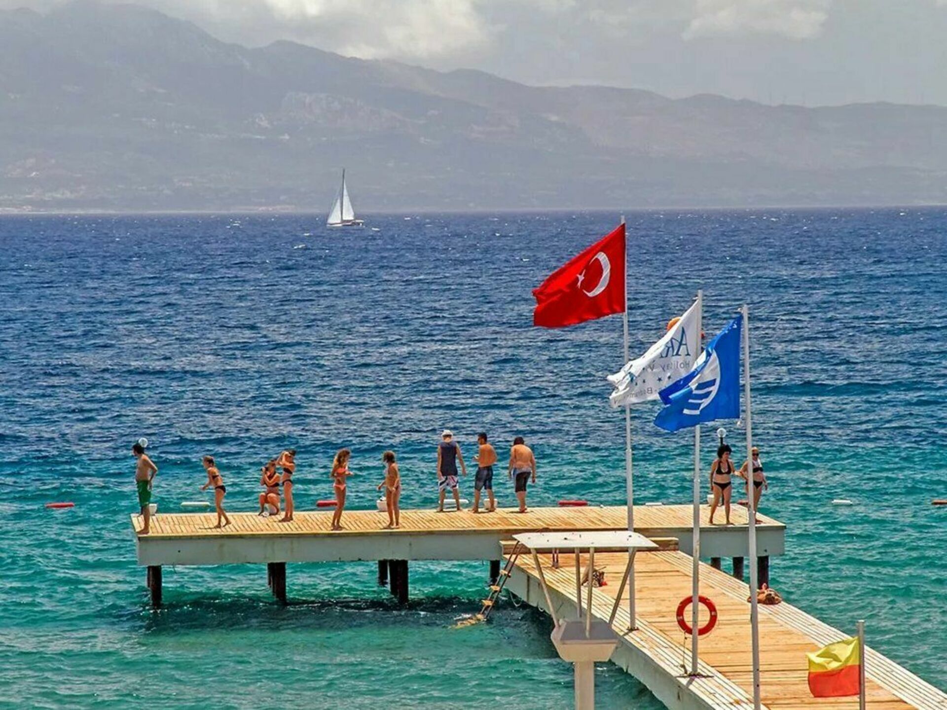Безопасно ли отдыхать в турции. Турция Кемер флаг. Турция море. Турция туризм. Турецкие курорты.