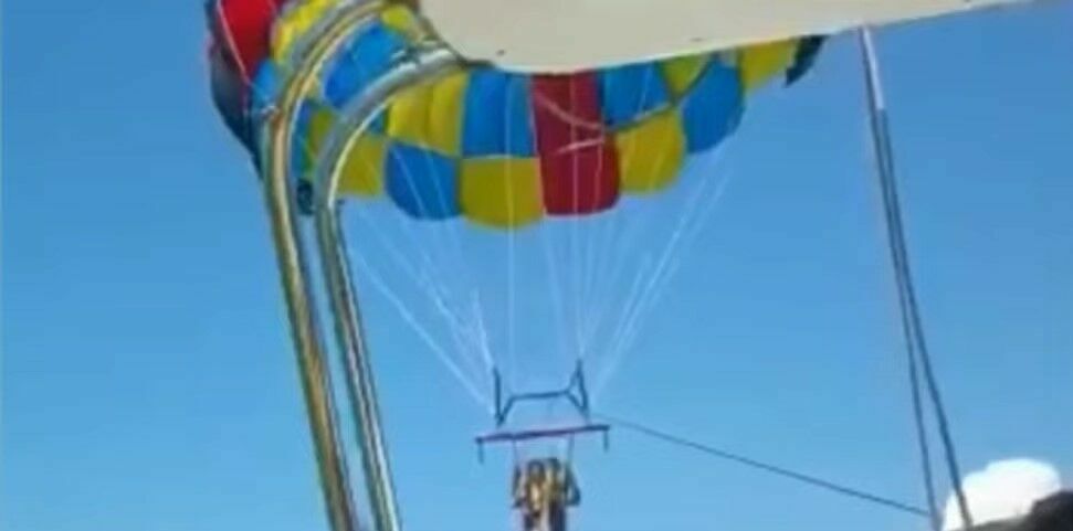 В Геленджике турист получил тяжелую травму из-за оторвавшегося от катера парашюта