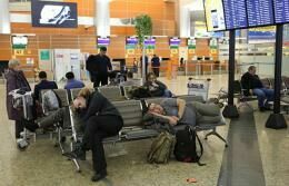Подмосковный Минтранс уточнил, кому нельзя лежать на сиденьях в аэропорту
