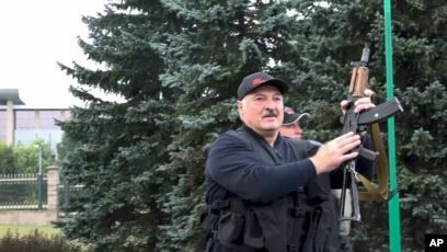 Психиатр рассказала о «параноидальном» состоянии Лукашенко с автоматом в руках