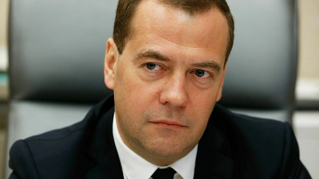 Медведев потребовал от регионов качественного восстановления дорог