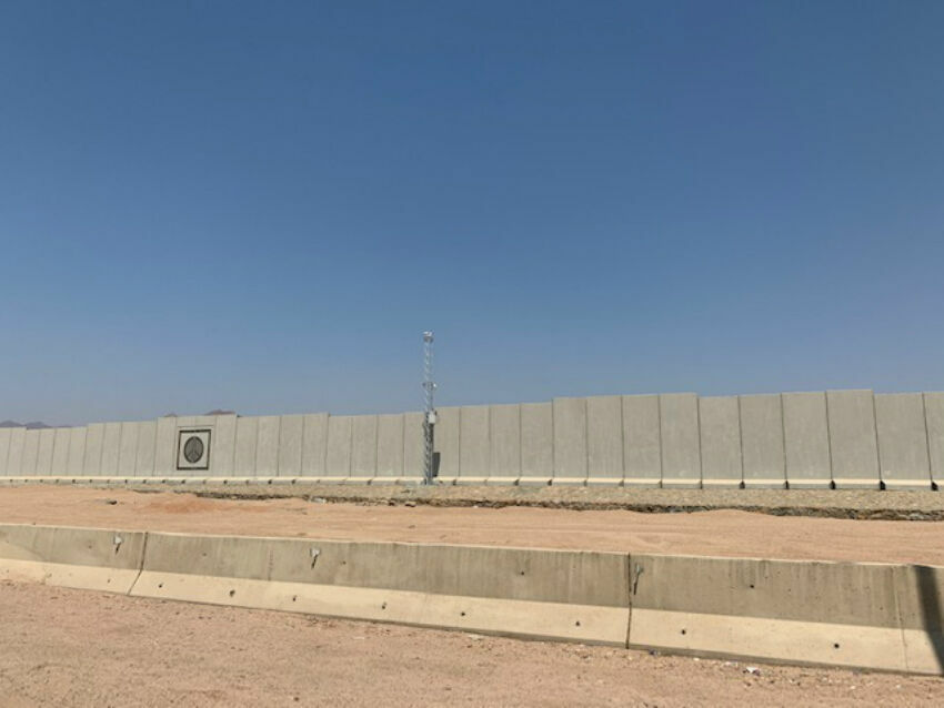Египетский курорт Шарм-эль-Шейх для безопасности обнесли бетонной стеной