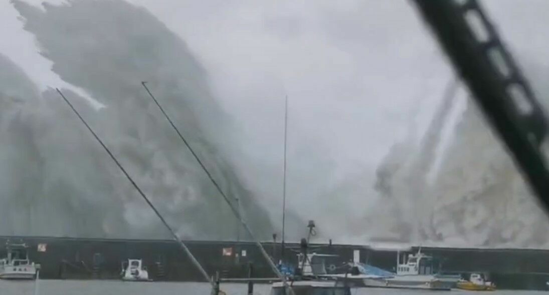 На Японию обрушился тайфун «Нанмадол» — объявлена эвакуация 2,5 млн человек (ВИДЕО)