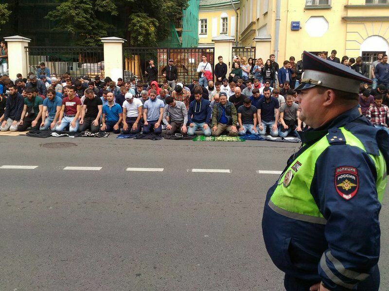 Почти два десятка кавказцев задержали у посольства Мьянмы в Москве