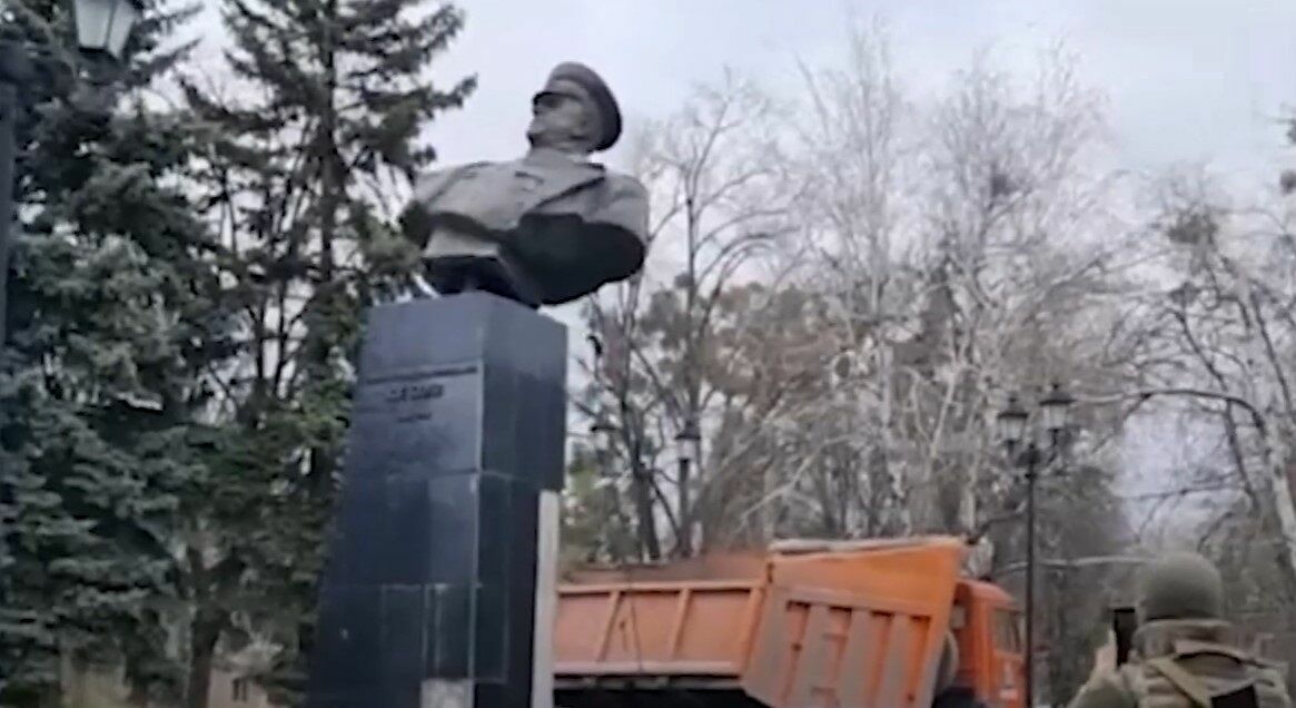 В Харькове без уведомления администрации города националисты снесли памятник Жукову