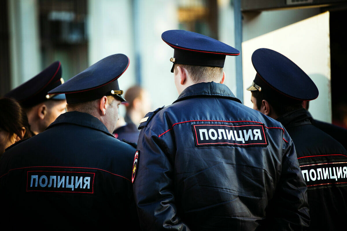 В Новосибирске полицейский брал с бизнесмена взятки «Роллтоном», водкой и гречкой