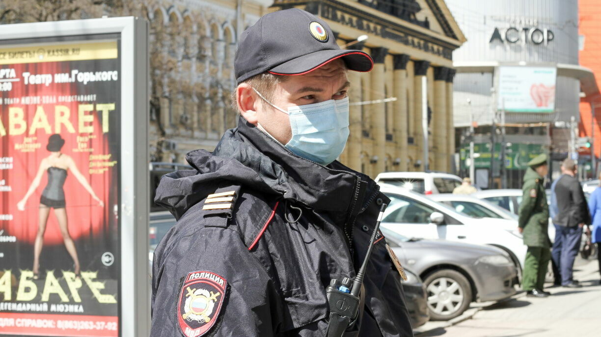 Полицейских в Москве обязали снова носить маски