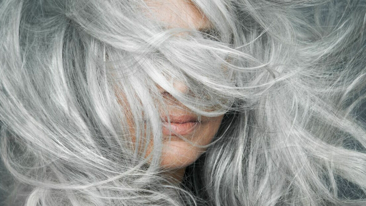 В журнале Nature опубликовано исследование о причинах появления седых волос
