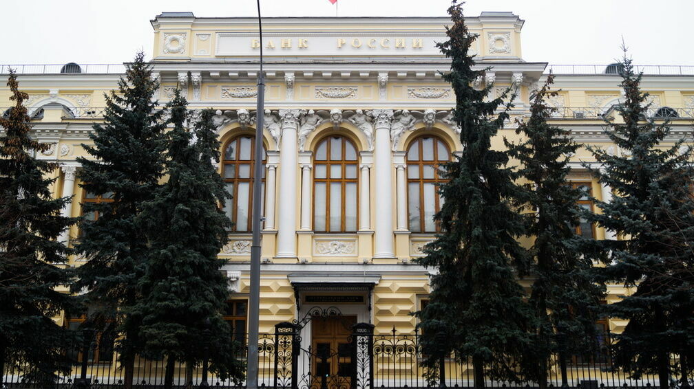 ЦБ РФ заявил, что резидентам доступны платежи в пользу нерезидентов в рублях и валюте